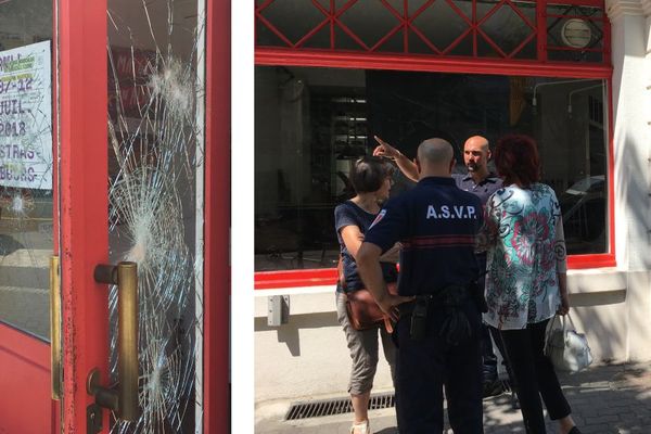 Les forces de l'ordre sont venues voir les dégâts causés aux vitres du bar.