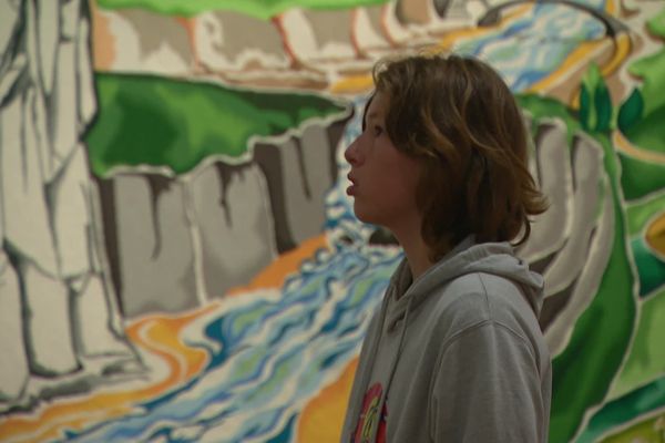 L'envergure des tapisserie impressionne les jeunes visiteurs.