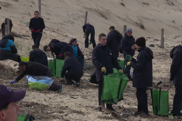 Opération nettoyage des plages pour les apprentis marins.