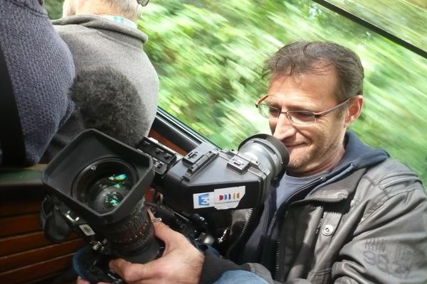 Avant l'accident cardiaque, la caméra était une seconde nature. Reporter de terrain, toujours en action, il a fallu apprendre à se sédentariser et écrire des articles.