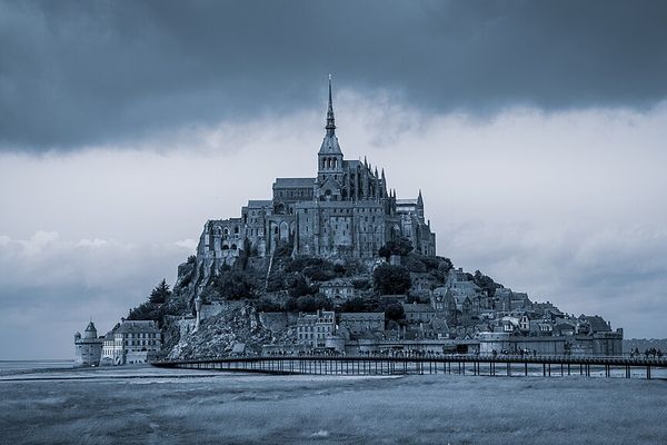 Ombre et lumière stylisées au Mont-Saint-Michel.