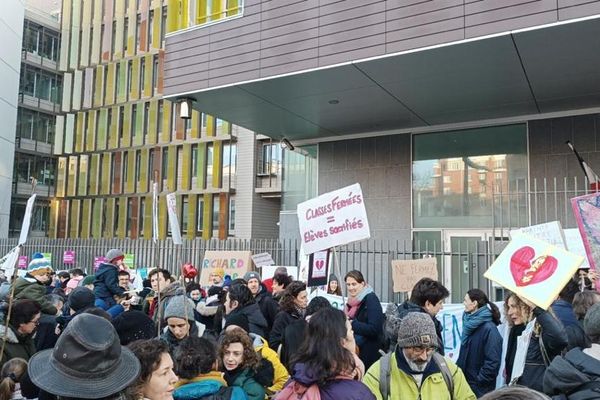 Devant le rectorat de Paris, près de 300 personnes ont manifesté contre la fermeture de classes à la rentrée de septembre prochain.