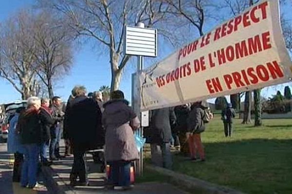 Nîmes - l'association de l'Observatoire International des Prisons devant l'établissement pénitentiaire - février 2015.