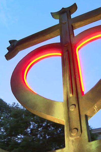 La Corix de Camargue, symbole de la charité par le coeur,  de la foi par la croix et l'espérance par l'ancre à l'honneur. Ses trois extrémités se terminent par des tridents représentant les gardians et l'âme camarguaise.