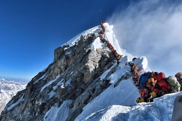 Photo prise le 22 mai 2019, publiée par l'alpiniste du projet "Possible Possible" de Nirmal Purja, montre le trafic intense d'alpinistes faisant la queue au sommet du mont Everest.