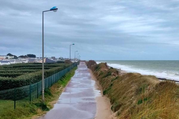 A 7h, ce dimanche 15 novembre 2020, la mer de Gouville-sur-mer déborde sur le littoral. Les départements de la Manche et de la Seine-Maritime sont placés en vigilance orange "vagues-submersion".