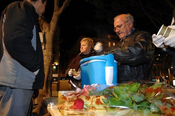 Repas square Stalingrad : les riverains se plaignent parfois mais prêtent leurs tables.