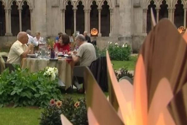 Repas gastronomique dans le cloître de la cathédrale.