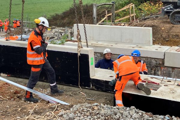 SNCF réseau a planifié trois jours de chantier express pour remplacer les ponts ferroviaires, afin de gêner le moins possibles les usagers quotidien de la ligne Beauvais-Le Tréport.