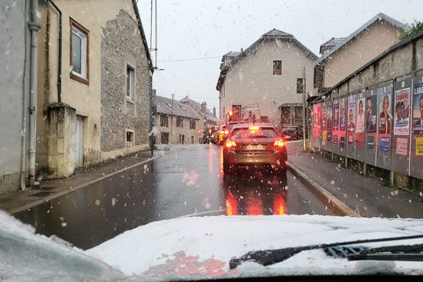 La neige à commencer à tomber au lever du jour sur Besançon.