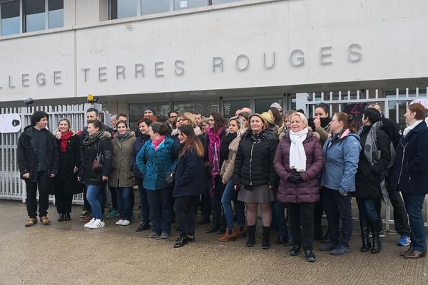 Professeurs, parents d'élèves et assistants d'éducation ont manifesté devant l'établissement.