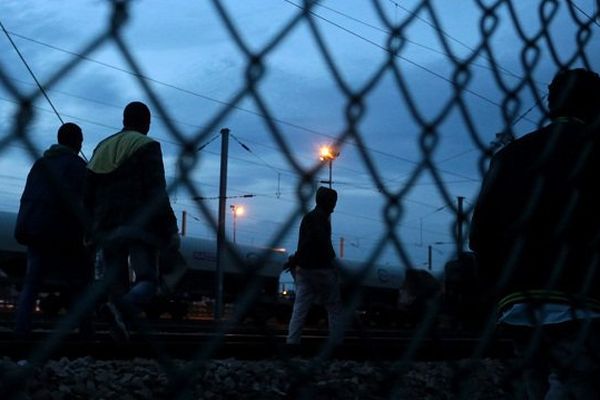 "On travaille activement avec Eurotunnel et les autorités française et britannique au renforcement de la protection du site de Calais-Frethun", a indiqué le porte-parole Nord Pas-de-Calais/Picardie de SNCF Réseau.