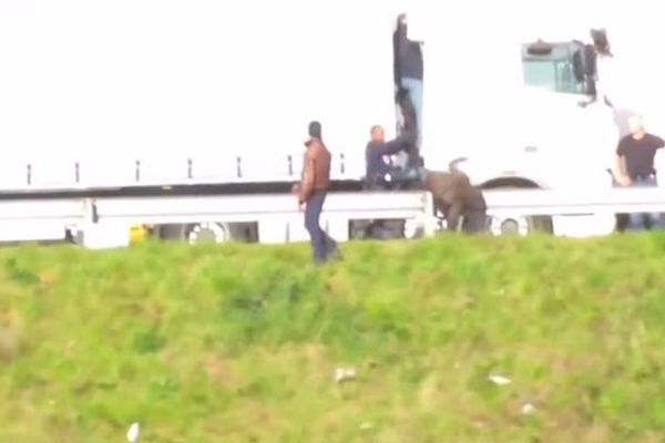 Une image extraite de la vidéo mise en ligne par l'association "Calais migrant solidarity". 