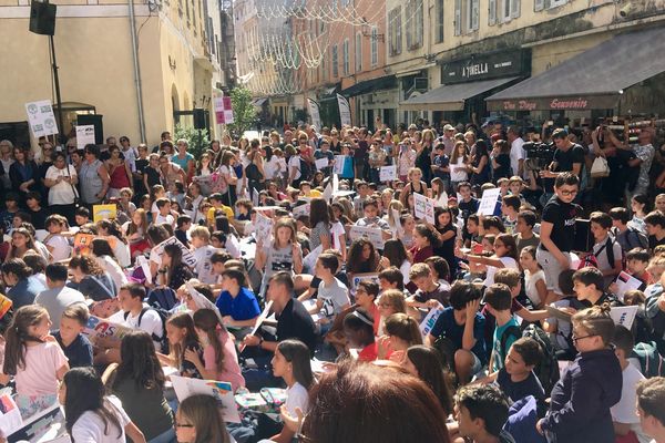 Les collégiens et lycéens en grève pour le climat, réunis sur le parvis de Saint Roch à Bastia