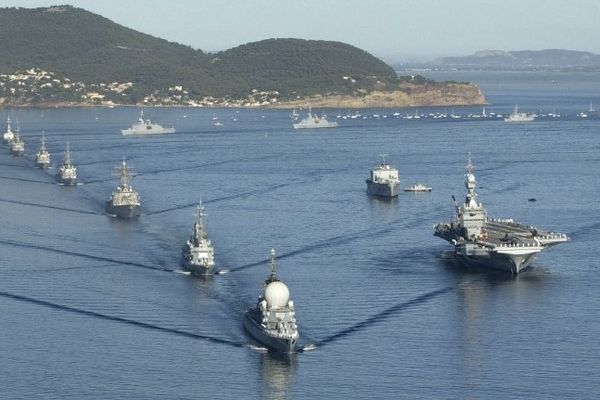 La frégate anti-aérienne Duquesne mène la parade navale qui passe saluer le porte-avions Charles De Gaulle le 15 août 2004, pour le 60ème anniversaire du débarquement de Provence au large de Toulon.