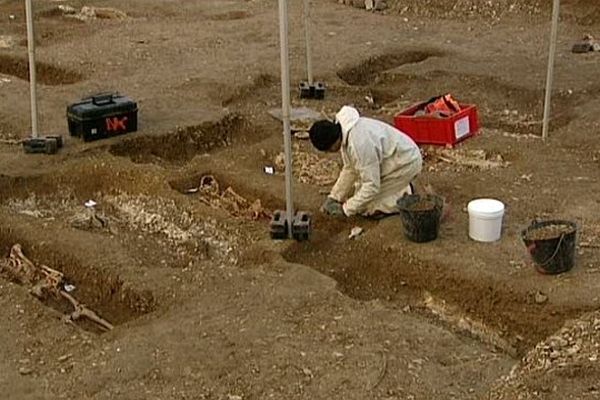 A Dijon, des fouilles archéologiques entreprises dans un ancien cimetière, rue du Pont des tanneries, apportent des enseignements sur les épidémies de cholera au XIXe siècle