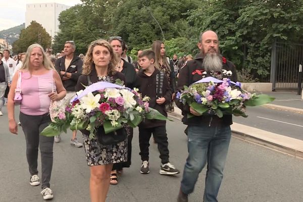 A Nice, des personnes rendent hommage à Samuel Paty et Dominique Bernard, deux professeurs assassinés par des terroristes islamistes.