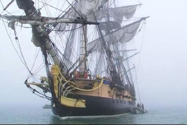 La frégate Hermione au large de l'île d'Aix ce matin