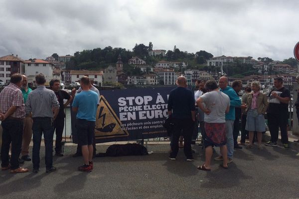 Un groupe de pêcheurs mobilisés sur le port de Saint-Jean-de-Luz ce lundi 18 juin. 