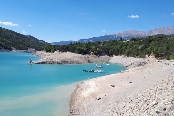 Le lac de Serre-Ponçon, à la limite des départements des Hautes-Alpes et des Alpes-de-Haute-Provence, à -13m de son niveau habituel.