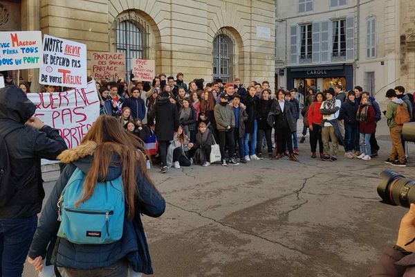 Environ 300 lycéens d'Arles se sont rassemblés ce matin sur la place de la mairie