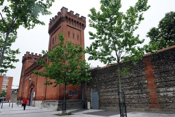 La mairie de Toulouse a obtenu un bail de 99 ans pour le Castelet. Le destin de la prison Saint-Michel est en suspens depuis 2009. L'Etat a ouvert un appel à idées pour donner une nouvelle vie à l'ex établissement pénitentiaire.