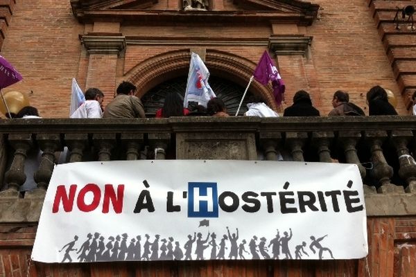 Les grévistes rassemblés devant les locaux de la direction du CHU de Toulouse.