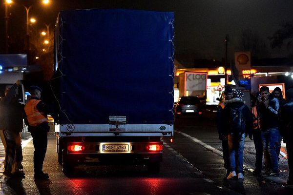 Illustration : un camion venu de France contrôlé par la police belge, qui craint l'arrivée de migrants sur son territoire via la "Jungle" de Calais.