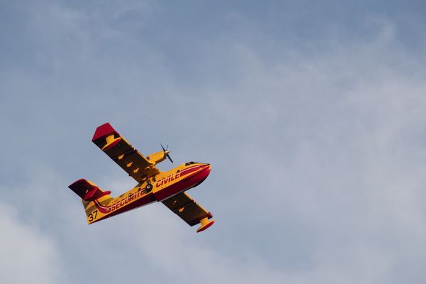 Des Canadairs interviennent sur un incendie à Orange. (photo d'illustration)