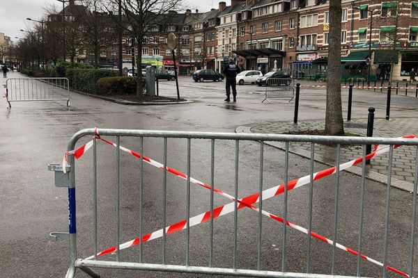 L'obus a été retrouvé dans une haie de cette place du centre-ville de Valenciennes