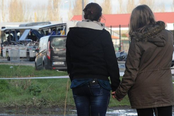 Deux femmes sur les lieux de l'accident du bus scolaire qui a fait 6 morts.