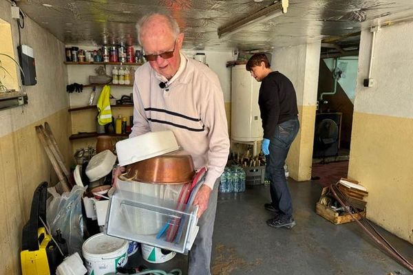 En Moselle, les sinistrés s'activent pour nettoyer leurs domiciles après les inondations du week-end.