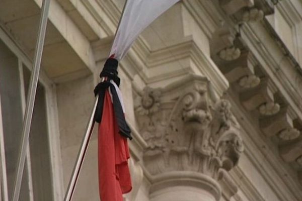 Drapeau en berne à la mairie de Limoges