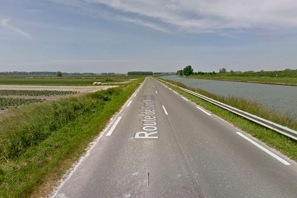 Le corps de la victime a été découvert tôt dimanche matin gisant sur le bas-côté de la route de Saint-Momelin à Saint-Omer.