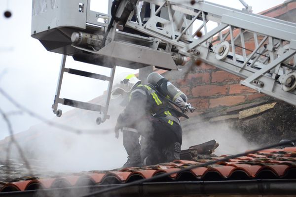 Deux hommes ont sauvé la vie d'une maman et de ses 6 enfants. Le feu a pris dans leur appartement au 4ème étage d'une résidence à Nîmes. Ils sont passés par les balcons extérieurs pour extraire la famille du brasier.