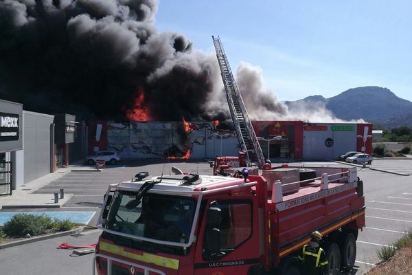 04/09/17 - Incendie dans la zone commerciale de Corbara (Haute-Corse)