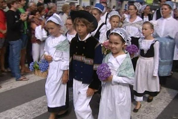 Concarneau : le défilé du festival des Filets Bleus