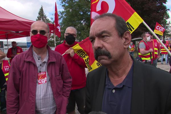 À droite, Philippe Martinez, secrétaire général de la CGT, à Lons-le-Saunier.