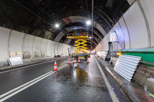 Depuis lundi 2 septembre, dans le tunnel routier du Mont blanc, les engins de chantier ont remplacé les 1500 camions qui y transitent en moyenne chaque jour. 105 jours de cauchemar pour les exportations des industriels italiens, obligés de s'en remettre au seul tunnel du Fréjus