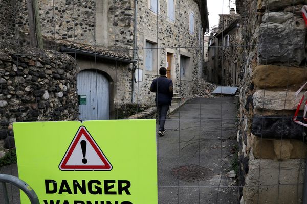 Le 19 décembre 2019, un mois après tremblement de terre au Teil des quartiers du village sont toujours dangereux pour les habitants