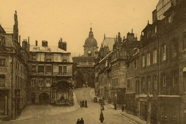 Depuis l'actuelle place Victor Hugo, on aperçoit la Porte Noire et la cathédrale Saint-Jean de Besançon.