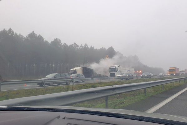 Les opérations de nettoyage se poursuivaient en début de matinée ce jeudi 11 février sur l'A63 à Mios après l'incendie d'un camion frigorifique