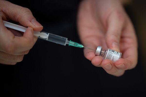 Préparation d'un vaccin Pfizer-BioNtech dans un centre de vaccination à Nantes, le 18 janvier 2021