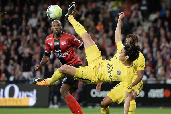 Edinson Cavani du PSG à la lutte avec Jérémy Sorbon de l'EAG