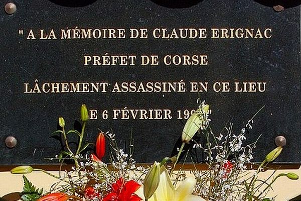 "A la mémoire de Claude Erignac, lâchement assassiné en ce lieu le 6 février 1998"