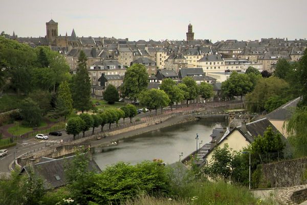 La 6ᵉ circonscription du Calvados englobe le Bocage virois et sa capitale, la sous-préfecture Vire Normandie. Elle comprend aussi une partie de la Suisse normande et la ville de Condé sur Noireau.