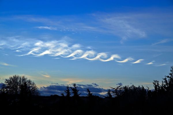 Les ondes de Kelvin-Helmholtz forment des vagues de nuage dans le ciel.