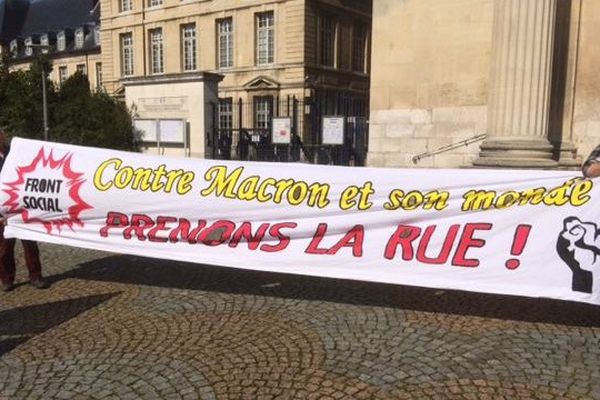 Une des banderoles de la manifestation contre la suppression des contrats aidés  devant la préfecture de Seine-Maritime à Rouen le 20 septembre 2017. 