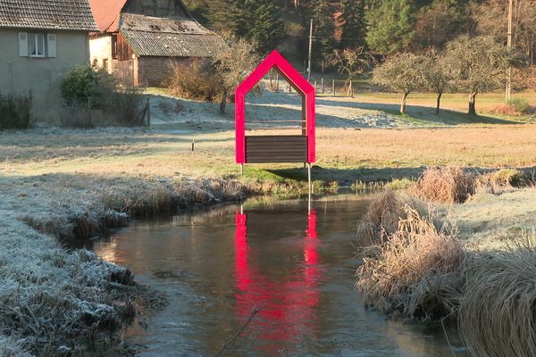 La Üte de Baerenthal est située au bord de la Zinsel dans une petite clairière près du rectaurant de l'Arnsbourg.