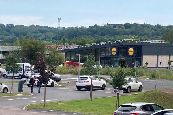 Le 26 juin 2021, en début d’après-midi, un homme âgé d’une cinquantaine d’années fait irruption dans le supermarché Lidl d’Objat.